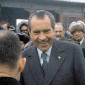 Nixon Kiinassa 1972. Kuva kaitafilmeistä kootusta dokumettielokuvasta Meidän Nixonimme (Our Nixon), ohjaus Penny Lane.
