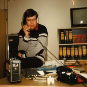 Tomy Karlsson hörde till dem som bevakade många sportevenemang för Radio Västnyland. En man talar i telefon. Mannen heter Tomy Karlsson.
