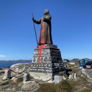 Mielipiteitä jakavan Hans Egeden patsas töhrittiin punaisella maalilla kesäkuussa Nuukissa.