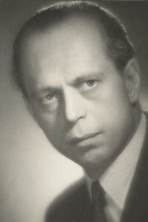 Pianotaiteilija Rolf Bergroth 1930-luvun lopulla Varsovassa otetussa taiteilijamuotokuvassa. Pianotaiteilija Rolf Bergroth 1930-luvun lopulla Varsovassa otetussa taiteilijamuotokuvassa.