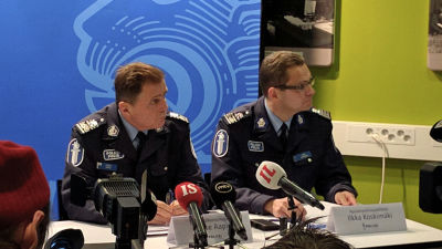 Lasse Aapio och Ilkka Koskimäki på Helsingforspolisens presstillfälle.
