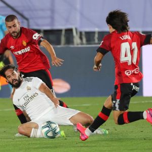 Real Madrids Isco sätter stopp för Mallorcas Luka Romero. Real Madrids Isco sätter stopp för Mallorcas Luka Romero.