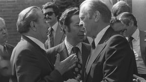 Aamiaistilaisuus Yhdysvaltojen suurlähetystössä. NKP:n pääsihteeri Leonid Brezhnev ja Yhdysvaltojen presidentti Gerald Ford keskustelevat.