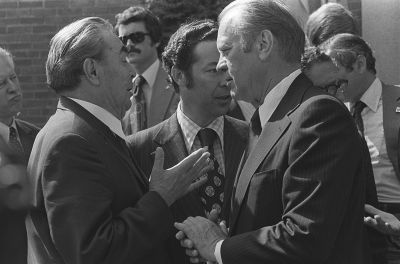 Aamiaistilaisuus Yhdysvaltojen suurlähetystössä. NKP:n pääsihteeri Leonid Brezhnev ja Yhdysvaltojen presidentti Gerald Ford keskustelevat.