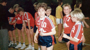 Filip Saxén år 1987 då hans handbollslag Dicken vunnit FM-guld för D-juniorer. Filip Saxén som barn.