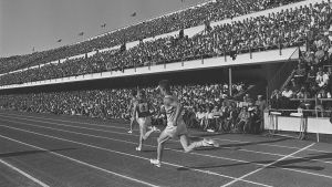 Suomi - Iso-Bitannia -yleisurheilumaaottelu Olympiastadionilla 1960-luvulla.