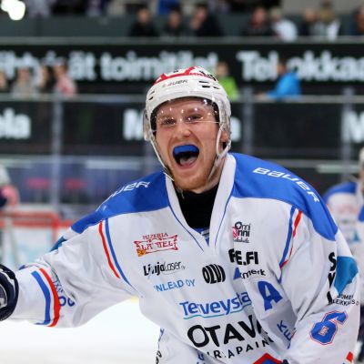 KeuPan Mikko Lahtinen tuulettaa 3-0-maalia TuToa vastaan.