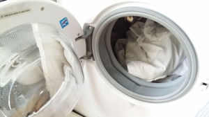 Varje gång du tvättar kläder gjorda av konstfiber rinner en hel massa mikroplast ut i avloppet. Tvättmaskin