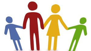 Situationen med internationella adoptioner ändras med samhällsutvecklingen. Gamla kontakter avslutas och nya etableras, vilket är tidskrävande. Fyra figurer håller varandra i händerna.