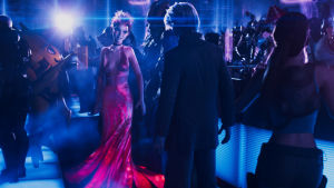 The Woman in Red. Anno 2045. Wades och Samanthas avatar-gestalter.