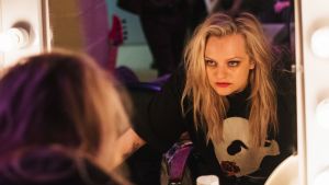Becky Something (Elisabeth Moss) har det inte lätt. Becky (Elisabeth Moss) stirrar in i en spegel.