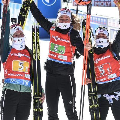 Marte Olsbu Røiseland, Ida Lien, Tiril Eckhoff och Ingrid Landmark Tandrevold firar segern.
