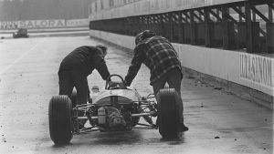 Curt Lincolns bil skuffas fram vid Käinby motorstadion. Curt Lincolns bil skuffas fram i Keimola, 1963.