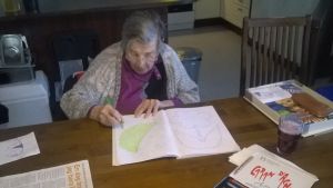 102-åriga Kyllikki Bengtström tycker om att måla. Kyllikki Bengtström är 102 och bor på Villa Stella i Ekenäs.
