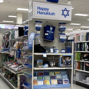 Varuhusen skyltar också med judiska högtider. "Happy Hanukkah" står det på skylten i varuhuset