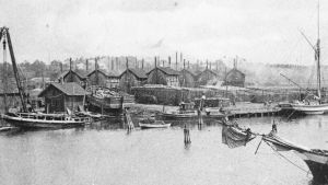 Kolugnarna i Dalsbruks hamn. Gammal svartvit bild på hamnen i Dalsbruk 1917.