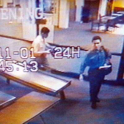 Bild från en övervakningskamera. På bilden syns två av nitton terrorister som senare kapade fyra flygplan i samband med 9/11-attackerna. De är vardaglit klädda.