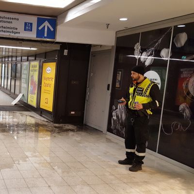 Asematunnelin lattialle vuoti vettä, kun pakkanen rikkoi kaksi putkea.
