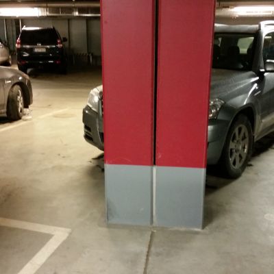 Parkkihalliin väärin pysäköity mersu.