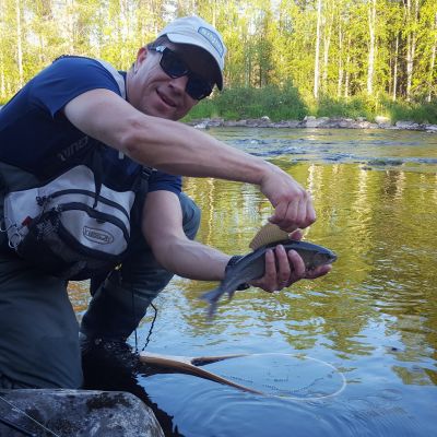 Kuusamon perhokalastajien puheenjohtaja Jouni Ronkainen Irninjoella.