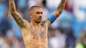 Aleksandar Kolarovs frisparkar är ett vapen för Serbien. Aleksandar Kolarov jublar efter segern över Costa Rica.