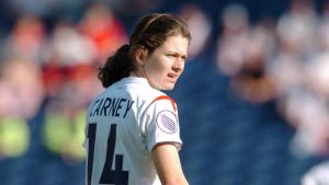 Finlands nemesis – 17-åriga Karen Carney sänkte Finland i öppningsmatchen. 17-åriga Karen Carney sänkte Finland i öppningsmatchen.