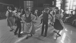 Kansantanssi, tanhu, kansantanhu. Nuorisoseuran lapset harjoittelevat  kansantansseja. Kansallispukuiset lapset tanssivat. Lasten harrastukset. Hyrylä, Tuusula.