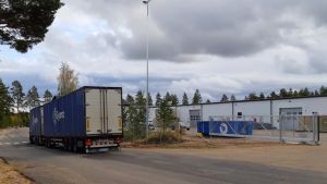 SBA finns nu här i Gebbelby industrifastighet invid riksväg 25. En avlång, låg, vit industribyggnad. Till vänster en blå långtradare.