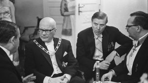 President Urho Kekkonen och statsminister Johannes Virolainen umgås med gäster på självständighetsmottagningen 1964. President Urho Kekkonen och statsminister Johannes Virolainen umgås med gäster på självständighetsmottagningen 1964.