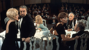 Porvariston hillitty charmi (1972), ohjaus Luis Buñuel.