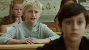 Varför får nya Sune (John Österlund) sitta framför mig, undrar gamla Sune (Elis Gerdt) som plötsligt får vänja sig vid att kallas Sune 2. Gamla Sune och nya Sune sitter bakom varandra i klassrummet.