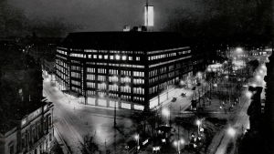 Allt fler handlar på nätet, vilket gör varuhusen folktomma. Stockmanns varuhus blir färdigt 1930