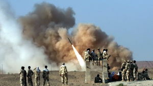 Irans Islamiska revolutionsgarde testar en ballistisk missil i en militärövning år 2011. Iranin vallankumoskaarti ampui ohjuksen sotaharjoituksissa. Arkistokuva vuodelta 2011..