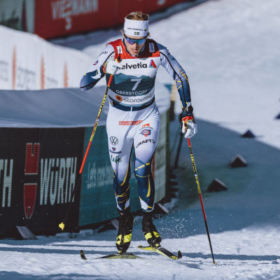 Oskar Svensson skidar uppför.