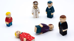 Familjevåld sätter spår hos alla i en familj. träfigurer som föreställer familj