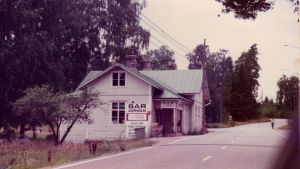 Bar Aspholm grundades för 43 år sedan i ett hus på andra sidan Frimansvägen i Isnäs. Gammalt fotografi från Isnäs, då Bar Aspholm ännu stod på andra sidan vägen.