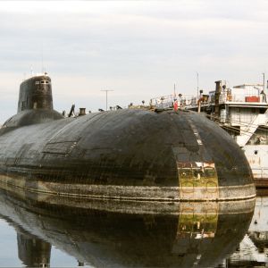 En ubåt i Typhoonklassen i hamn.