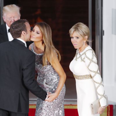 Emmanuel Macron ja Brigitte Macron saapumassa illalliselle Valkoiseen taloon.