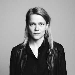 Mustavalkokuvassa saksofonisti Linda Fredriksson.