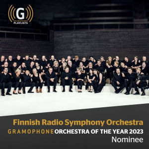 Radion sinfoniaorkesterin muusikoita istuu lavan reunalla kolmessa rivissä mustissa vaatteissa ja katsoo iloisina kameraan.