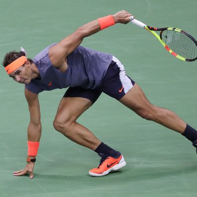 Rafael Nadal nojaa käteensä.