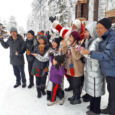 Aasialaisturisteja ei häiritse väentungos turistikohteissa.