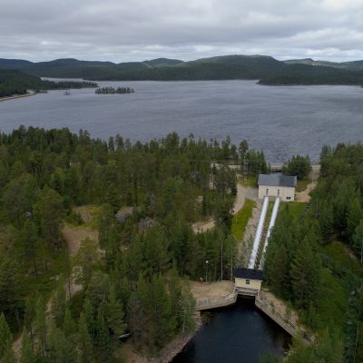 Kirakkakönkään vesivoimala Inarissa. Vesi johdetaan putkia pitkin kahteen turbiiniin ja taustalla näkyvään Ukonjärveen, joka on osa Inarinjärveä.