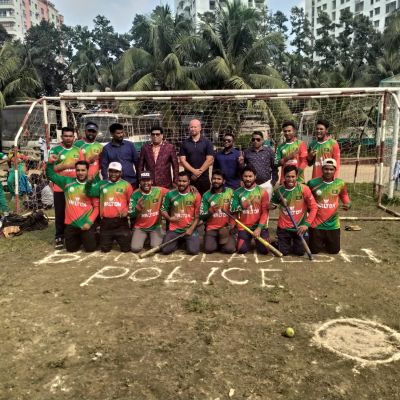 Mikko Pirhonen Bangladeshissa pesäpallomaajoukkueen kanssa.