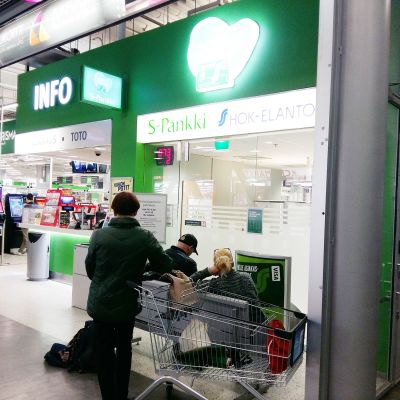 S-pankin tiski Prisman hypermarketin sisäänkäynnin vieressä.