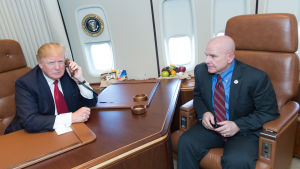 Den amerikanske presidentens säkerhetsrådgivare H.R. McMaster till höger ombord på Air Force One. Den amerikanske presidentens säkerhetsrådgivare H.R. McMaster till höger ombord på Air Force One.