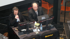 Segerpokalen väntade mitt på turneringspodiet. Yle Spels Björn Karlsson och PGCLs John Kronberg kommenterade finalen live. Björn Karlsson och John Kronberg på Insomnolence 2017