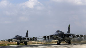 Ryska plan vid flygbasen i Latakia, nordvästra Syrien. Ryska stridsplan på väg att lyfta från flygbasen Hmeymim, utanför staden Latakia.