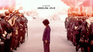 Angelina Jolie regisserade en film om de Röda Khmerernas skräckvälde som kostade miljoner liv Filmplansch för filmen First they killed my father av Angelina Jolie