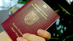 Ett bra sätt att ta kontaktuppgifter är att fotografera personens pass. Finländskt vinrött pass med text i guldfärg.